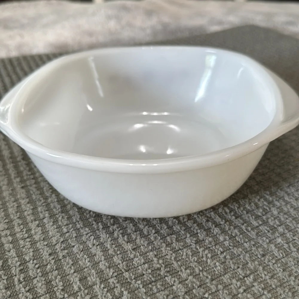 Vintage Dynaware Pyr-O-Rey casserole dish 1960’s‎ Crazy Daisy Pattern Milk Glass